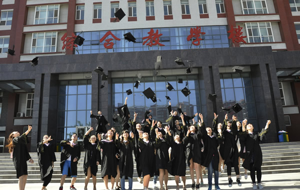 寒窗数载得学位 用我知识报社会