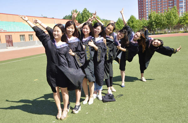 寒窗数载得学位 用我知识报社会