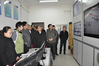 2011年12月14日，教育部规划司调研员刘彦波在省教育厅思政体卫处处长刘爱民等陪同下来我校检查指导工作.jpg