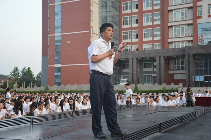 周虎震董事长在我校举办报告会