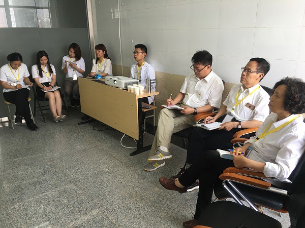 河北科技学院领导和思政课教师集中观看全国高校思想政治理论课2018版教材使用培训班开班仪式直播