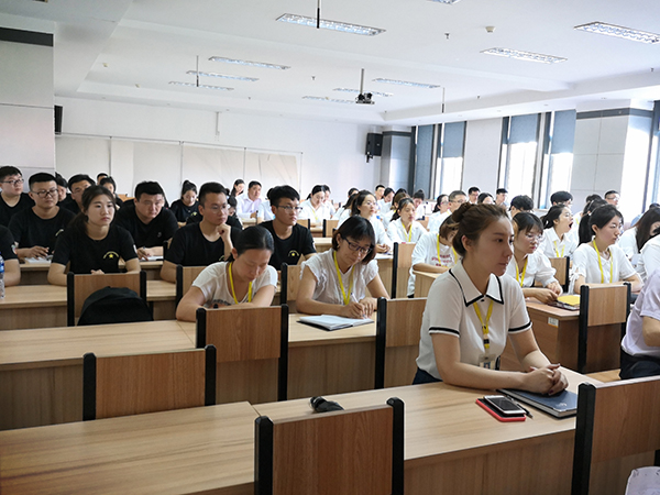 河北科技学院召开新入职教职工培训动员会