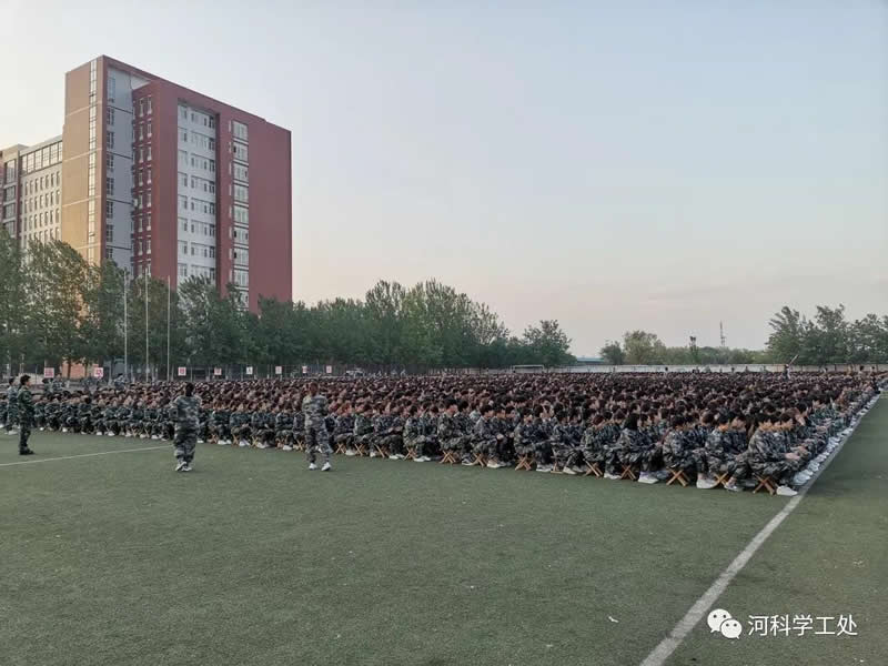 河北科技学院隆重举行“百年光辉，勇担使命”庆祝建党100周年全校师生大型升国旗活动 第 3 张