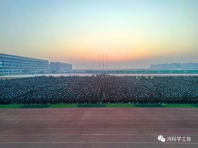 河北科技学院隆重举行2022年3月份全校师生大型升旗仪式 第 2 张