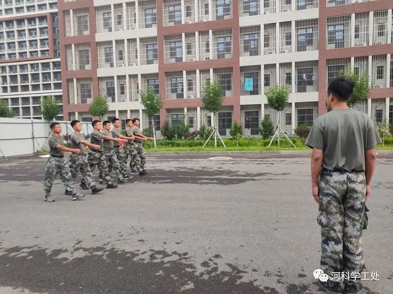 河北科技学院2022年开展暑期学管干部培训第五天——军事训练考核暨成果汇报 第 1 张