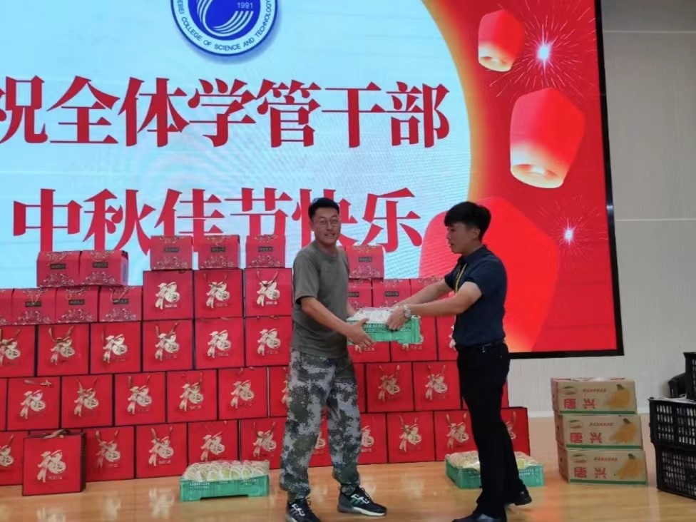 河北科技学院学工处领导“双节”前夕慰问全体学管干部以及军训教官 第 5 张