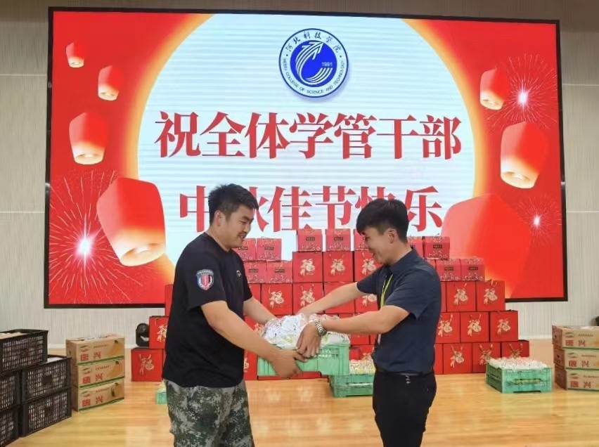 河北科技学院学工处领导“双节”前夕慰问全体学管干部以及军训教官 第 2 张