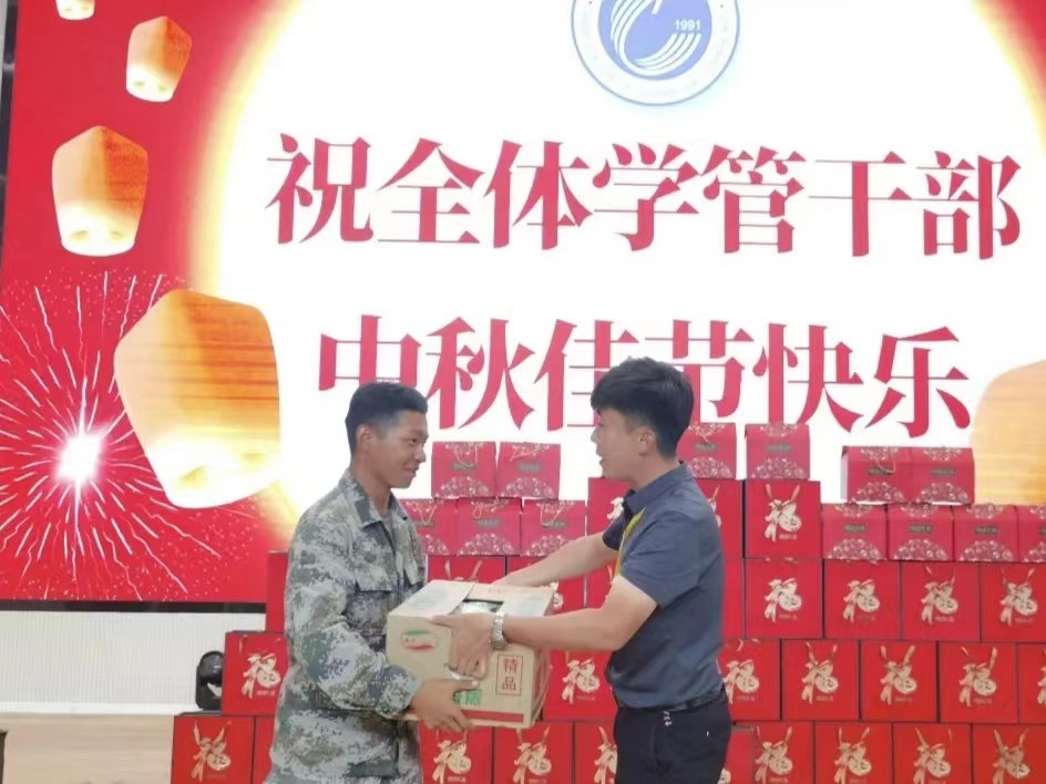 河北科技学院学工处领导“双节”前夕慰问全体学管干部以及军训教官 第 9 张