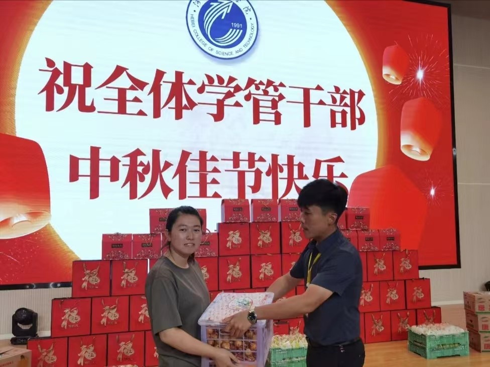 河北科技学院学工处领导“双节”前夕慰问全体学管干部以及军训教官 第 6 张
