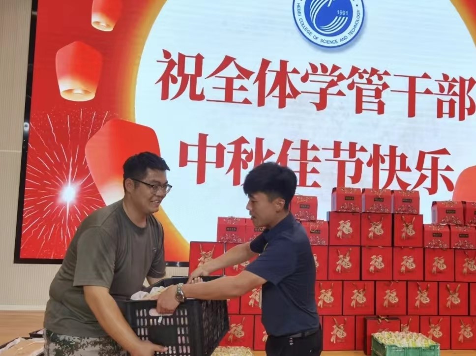 河北科技学院学工处领导“双节”前夕慰问全体学管干部以及军训教官 第 8 张