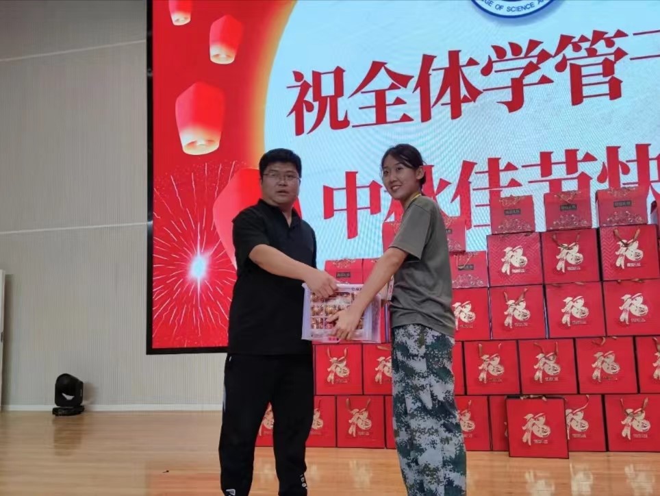 河北科技学院学工处领导“双节”前夕慰问全体学管干部以及军训教官 第 12 张