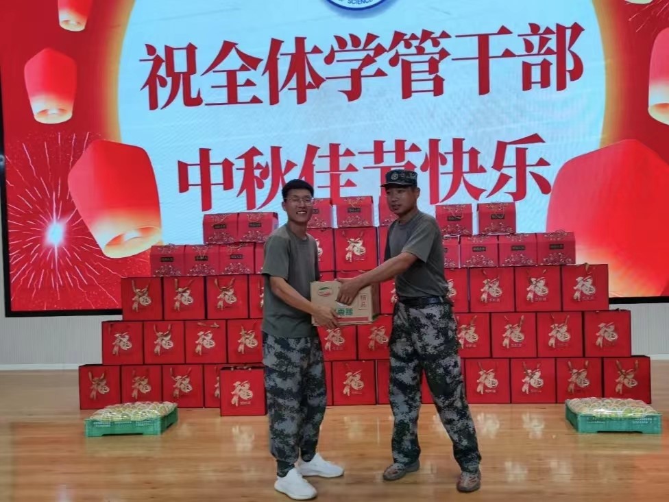 河北科技学院学工处领导“双节”前夕慰问全体学管干部以及军训教官 第 23 张