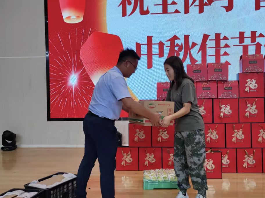 河北科技学院学工处领导“双节”前夕慰问全体学管干部以及军训教官 第 25 张