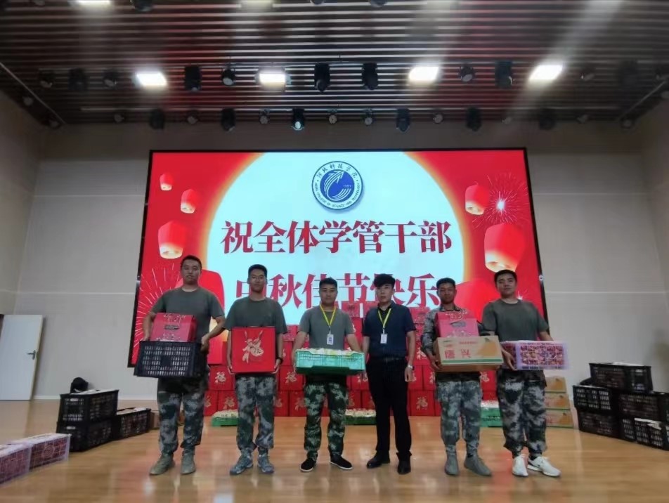 河北科技学院学工处领导“双节”前夕慰问全体学管干部以及军训教官 第 26 张
