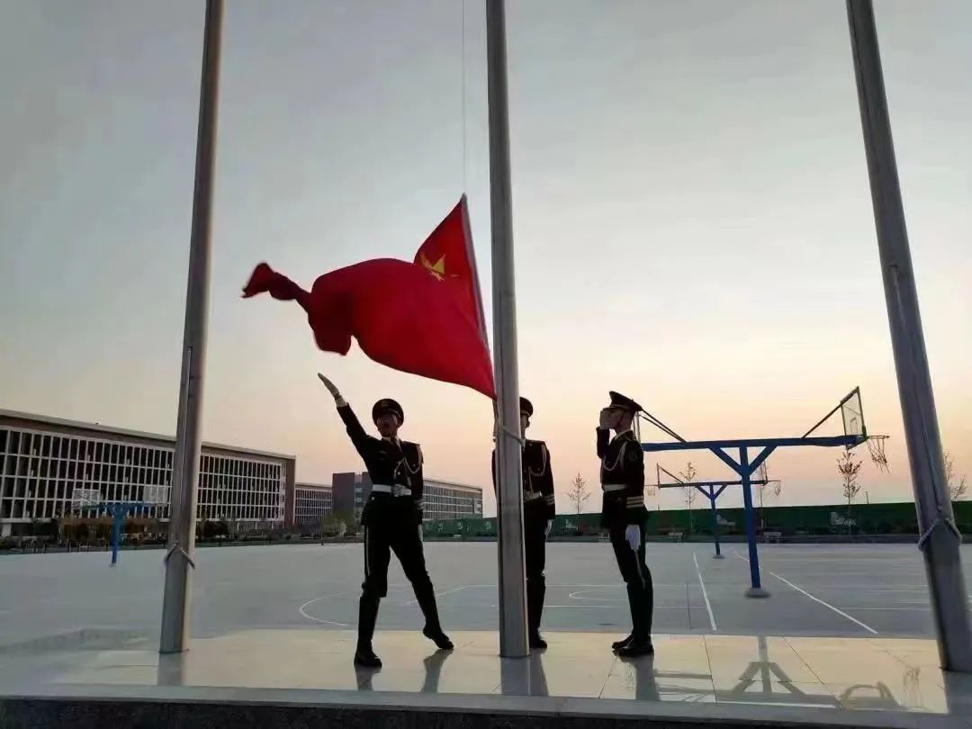河北科技学院隆重举行庆祝中华人民共和国成立73周年华诞升旗仪式 第 3 张