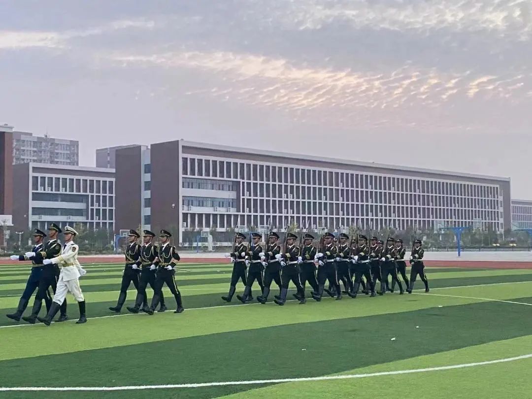 河北科技学院隆重举行庆祝中华人民共和国成立73周年华诞升旗仪式 第 1 张