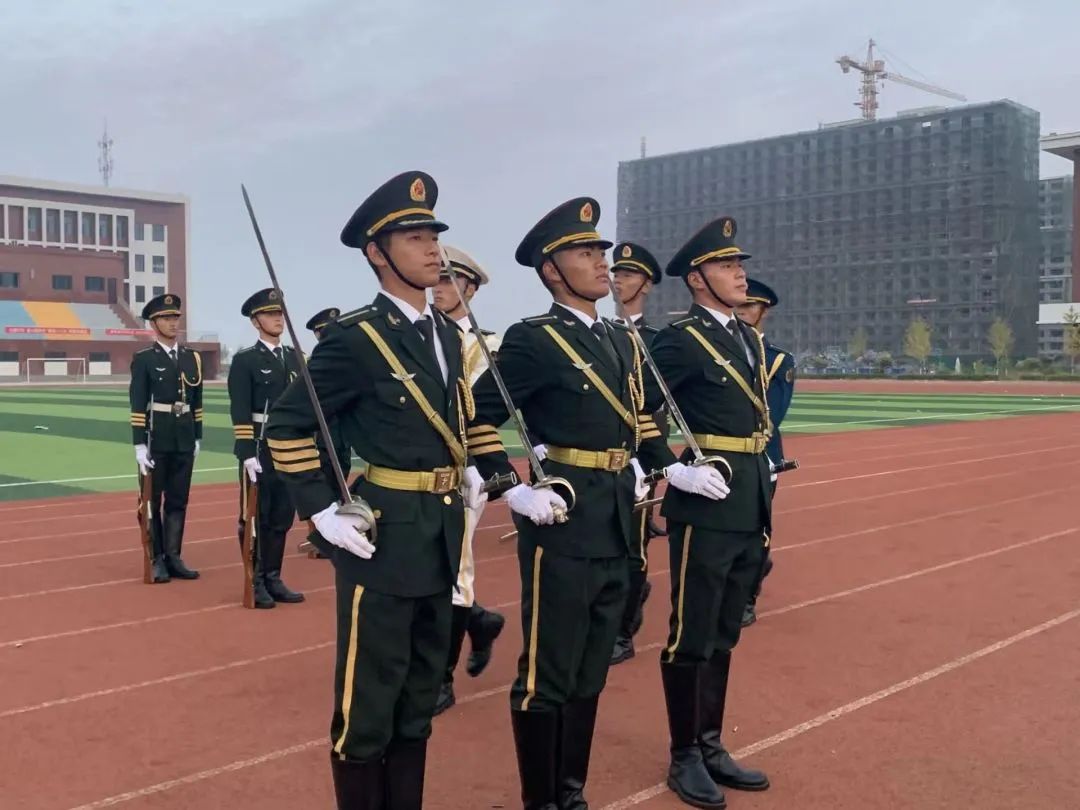河北科技学院隆重举行庆祝中华人民共和国成立73周年华诞升旗仪式 第 7 张