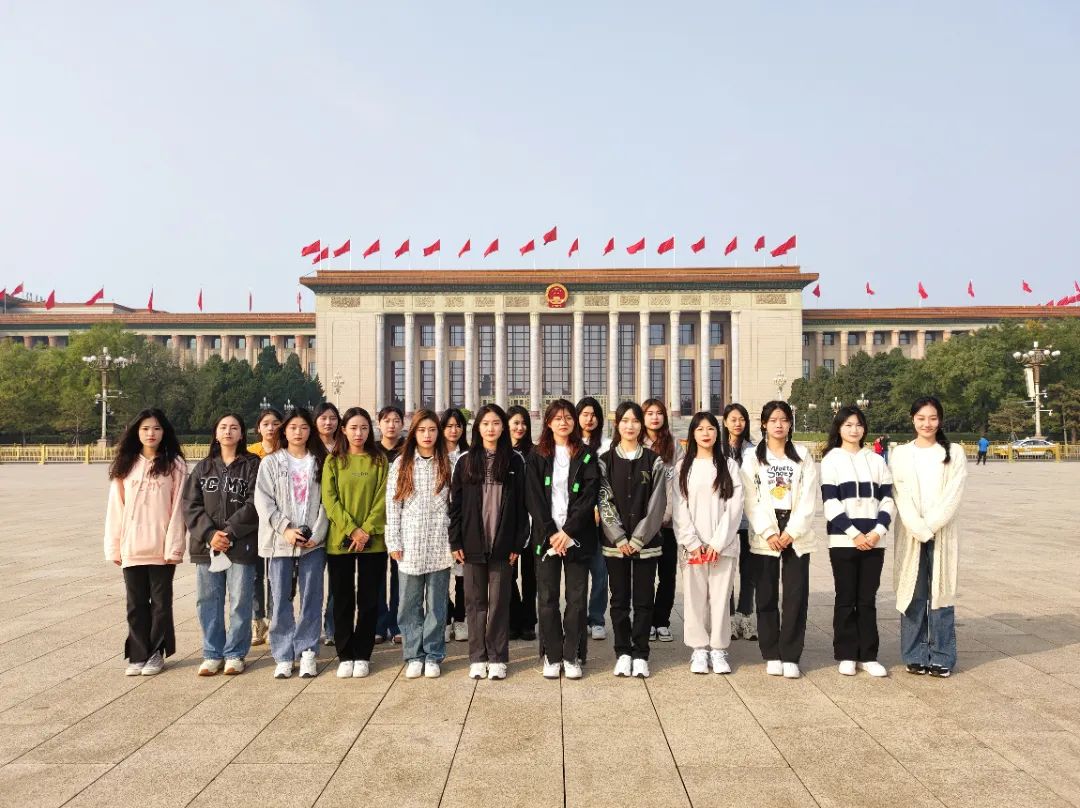 河北科技学院20名二十大礼仪志愿者胜利归来 第 2 张