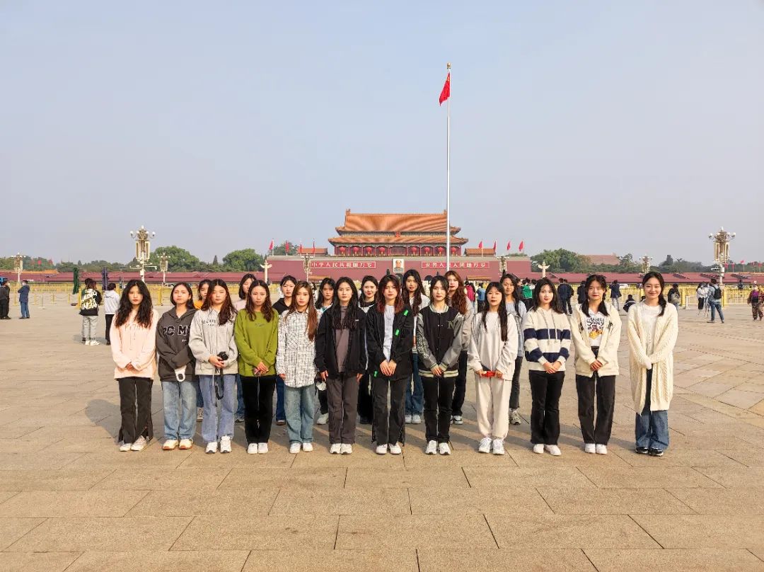 河北科技学院20名二十大礼仪志愿者胜利归来 第 1 张