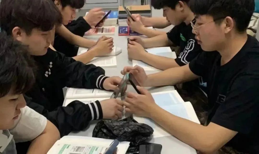 河北科技学院组织全体学生观看以 大学生自我成长 为主题的心理健康公益直播课 第 12 张
