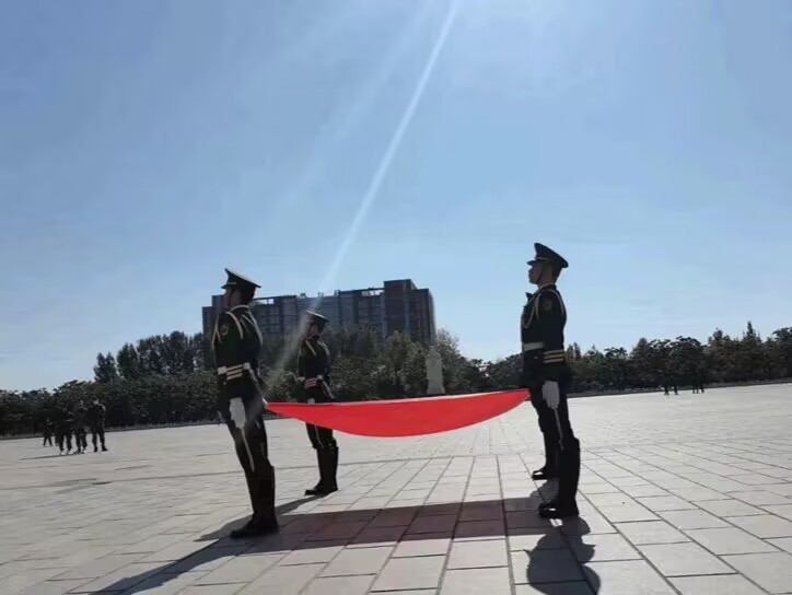 河北科技学院国旗班参加拔河比赛颁奖仪式
