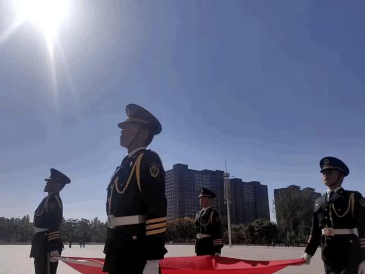 河北科技学院国旗班参加拔河比赛颁奖仪式