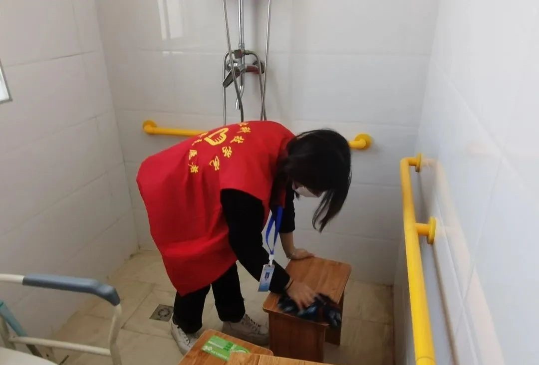河北科技学院‖青年志愿者协会‖志愿敬老行，关爱传真情