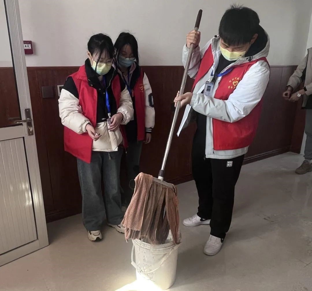 河北科技学院‖青年志愿者协会‖志愿敬老行，关爱传真情