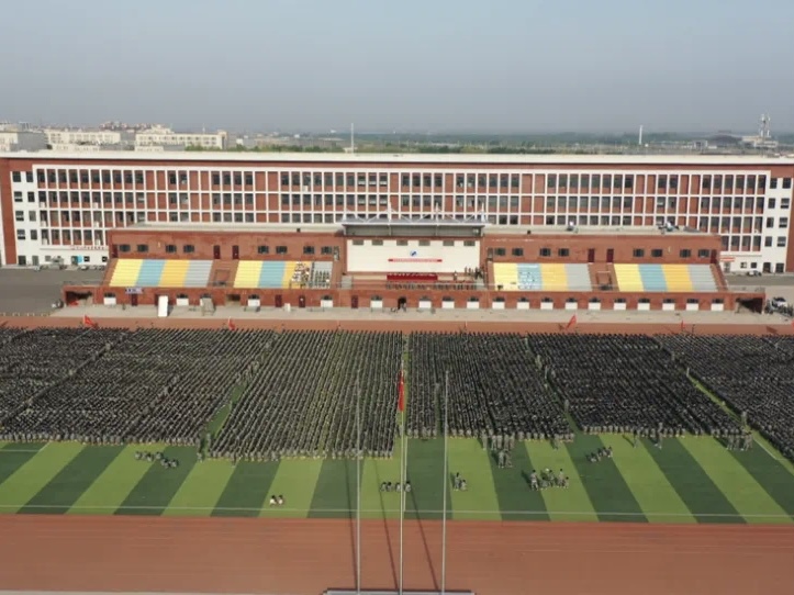 河北科技学院隆重举行爱国主义教育大型升国旗仪式 第 2 张
