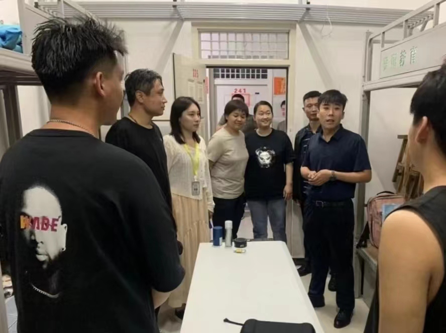河北科技学院校领导深入学生宿舍走访看望2023届毕业生 第 3 张