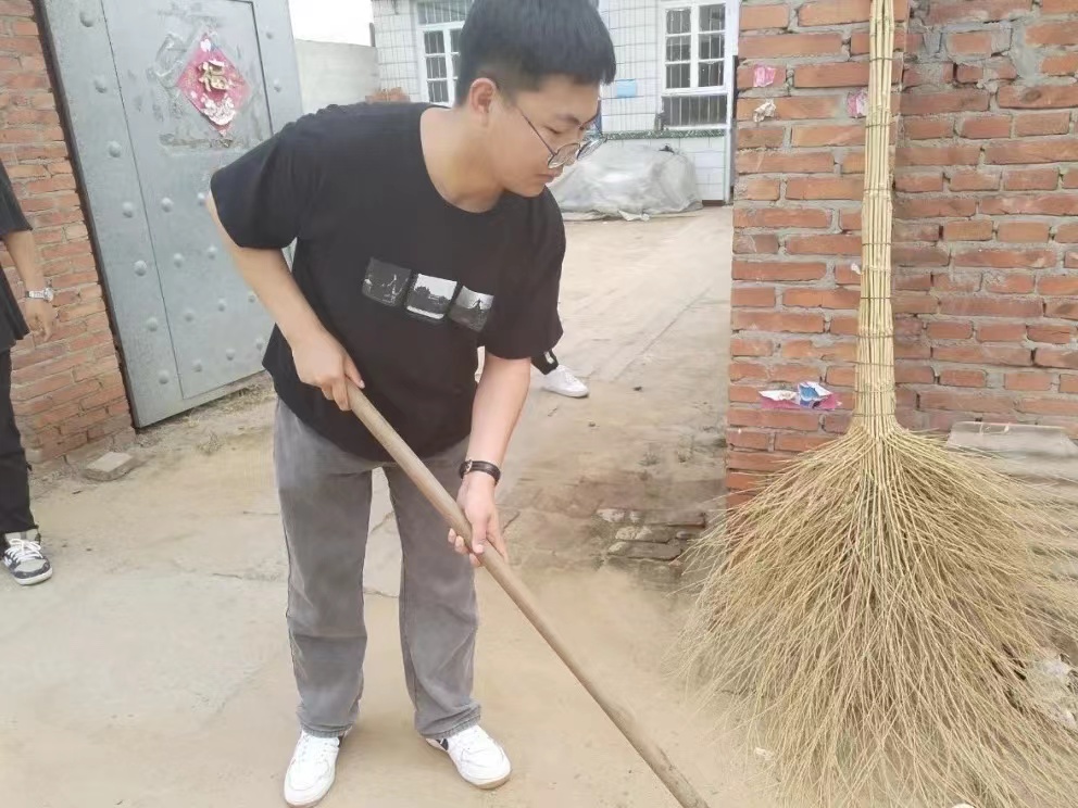 河北科技学院汽车工程学院开展“进村入户访民生，促膝交流送温暖”主题三下乡活动
