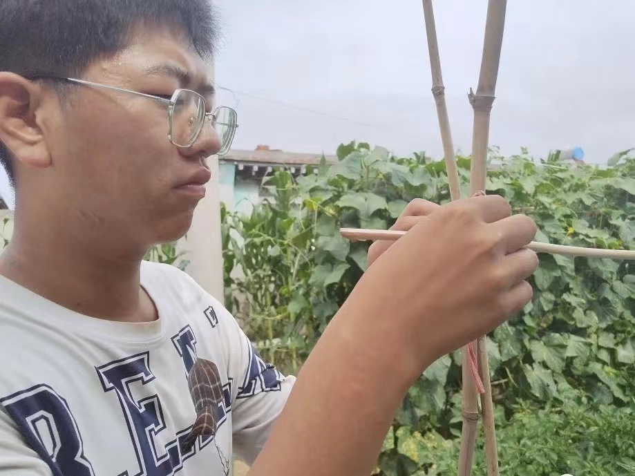 河北科技学院汽车工程学院开展“进村入户访民生，促膝交流送温暖”主题三下乡活动