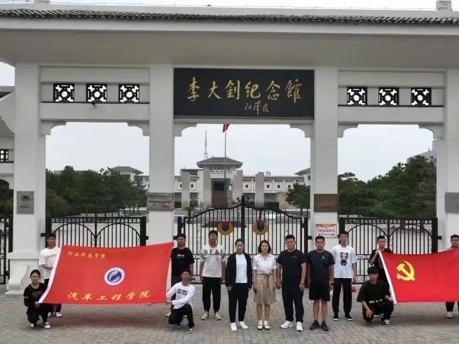 河北科技学院汽车工程学院开展“进村入户访民生，促膝交流送温暖”主题三下乡活动