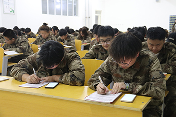 人多的小组讨论.jpg