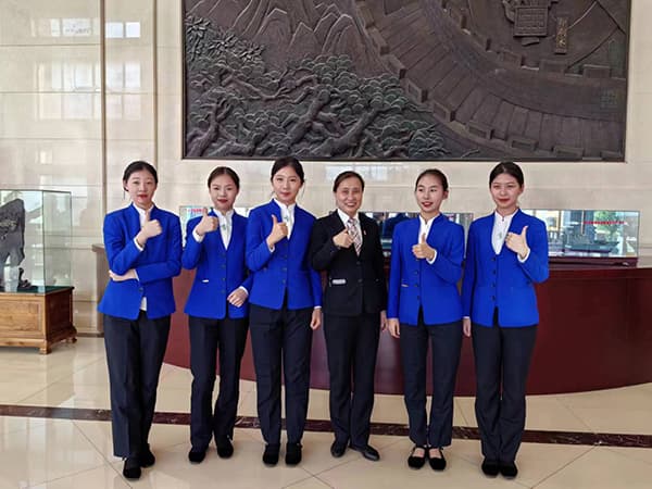 河北科技学院大学生志愿者圆满完成2024年全国两会礼仪志愿服务工作 第 3 张