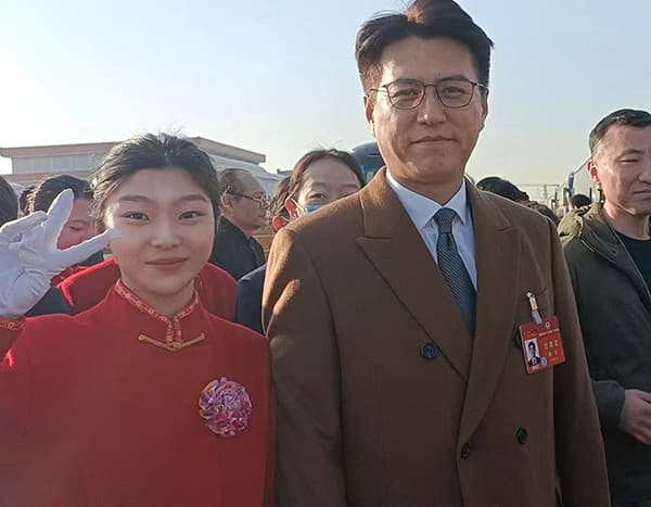 河北科技学院大学生志愿者圆满完成2024年全国两会礼仪志愿服务工作 第 5 张