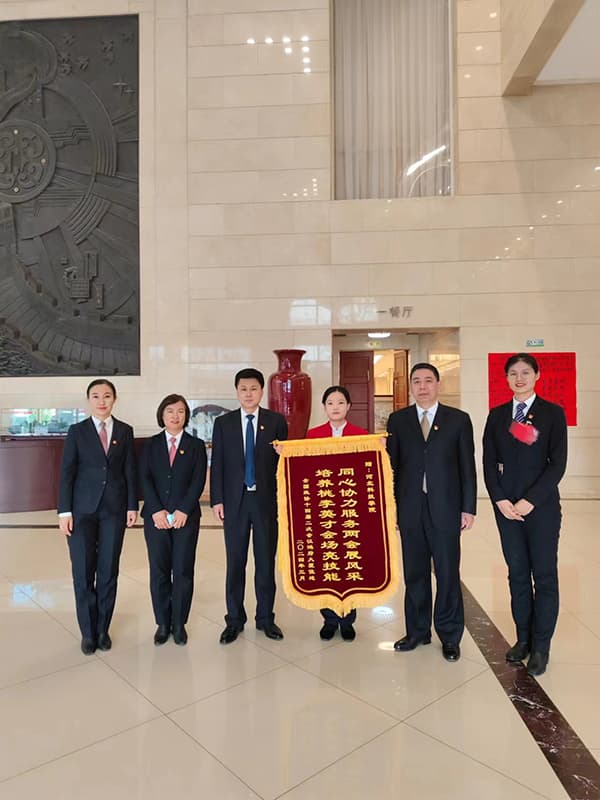 河北科技学院大学生志愿者圆满完成2024年全国两会礼仪志愿服务工作 第 7 张