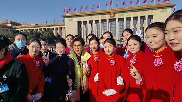 河北科技学院大学生志愿者圆满完成2024年全国两会礼仪志愿服务工作 第 9 张