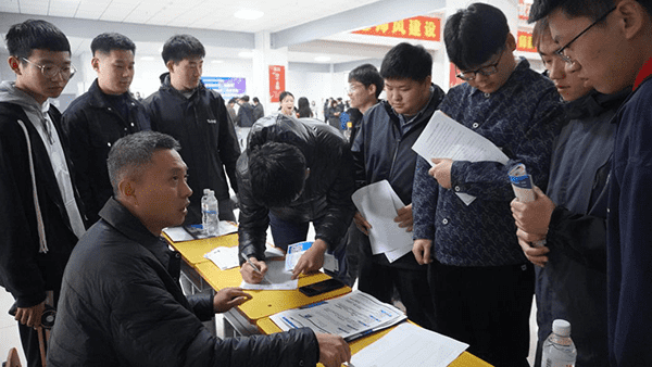 河北科技学院举办2025届毕业生 “就在金秋 职面未来”校园双选会