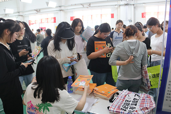 河北科技学院“职”等你来  不负盛夏 2024届毕业生离校前校园招聘会