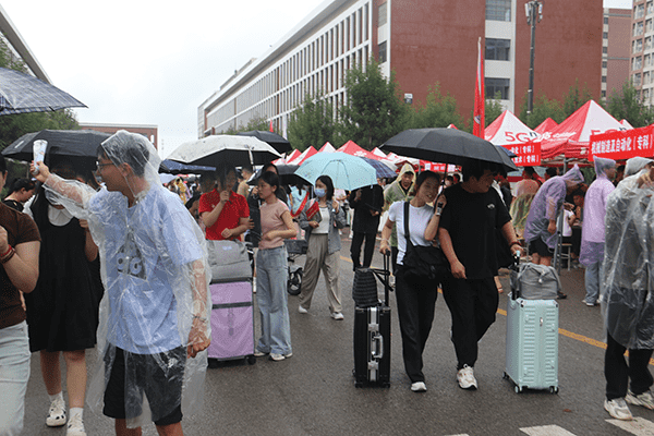 绵绵秋雨润万物  满“新”欢喜迎新生——河北科技学院喜迎2024级新同学