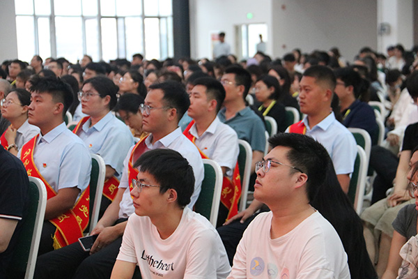 河北科技学院隆重举办 “同心向党庆七一  奋楫扬帆启新程” ——建党103周年暨“七一”表彰大会