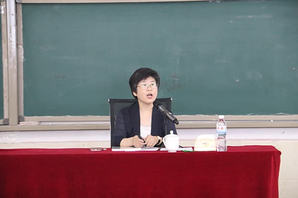 河北科技学院特邀“全国优秀教师”韩秀丽教授作《新时代背景下的课堂教学方法改革与实践》专题培训