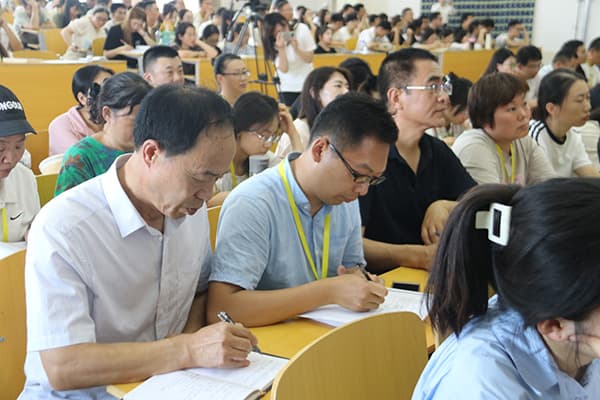 河北科技学院特邀“全国优秀教师”韩秀丽教授作《新时代背景下的课堂教学方法改革与实践》专题培训