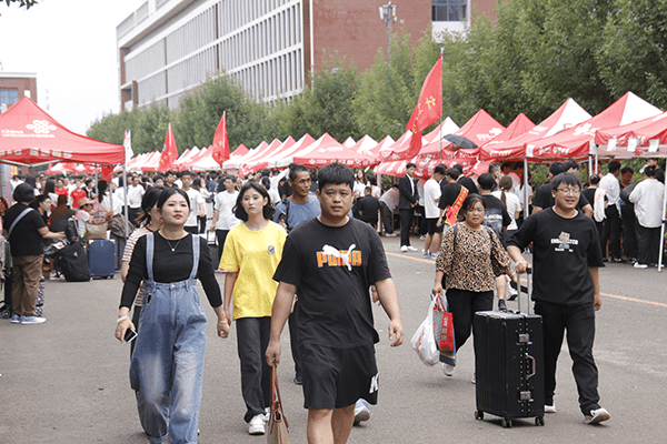 绵绵秋雨润万物  满“新”欢喜迎新生——河北科技学院喜迎2024级新同学