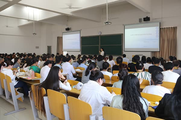 河北科技学院特邀“全国优秀教师”韩秀丽教授作《新时代背景下的课堂教学方法改革与实践》专题培训