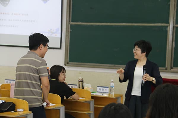河北科技学院特邀“全国优秀教师”韩秀丽教授作《新时代背景下的课堂教学方法改革与实践》专题培训
