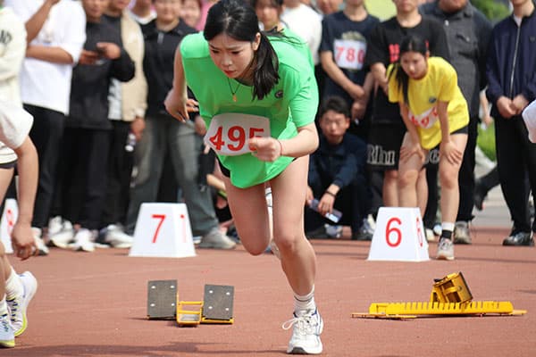 43.刚起跑女生.jpg