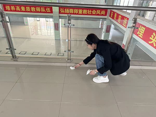 “弯腰”行动拾起美德‖ 河北科技学院在全校范围内开展“弯腰”行动 第 1 张