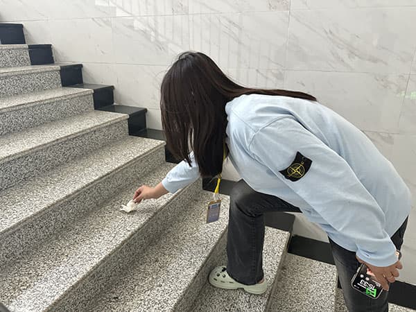 “弯腰”行动拾起美德‖ 河北科技学院在全校范围内开展“弯腰”行动 第 2 张